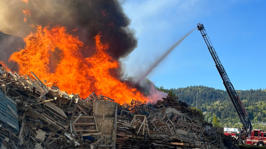 Portland Fire tackles large sawdust, pallet fire at wood recycling plant