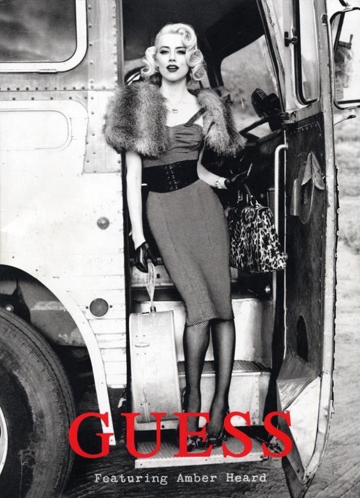 安珀赫德為「Guess」拍的許多形象廣告都展現了她的性感，強尼戴普因此要她辭掉代言人。（翻攝自品牌海報）