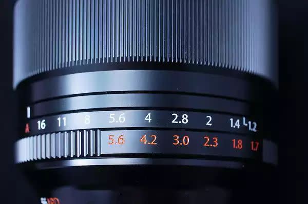 ▲Fujinon XF 56mm F1.2 APD與原本的Fujinon XF 56mm F1.2最大的差異就是多了一組代表實際進光量的T光圈標示（紅色部分）