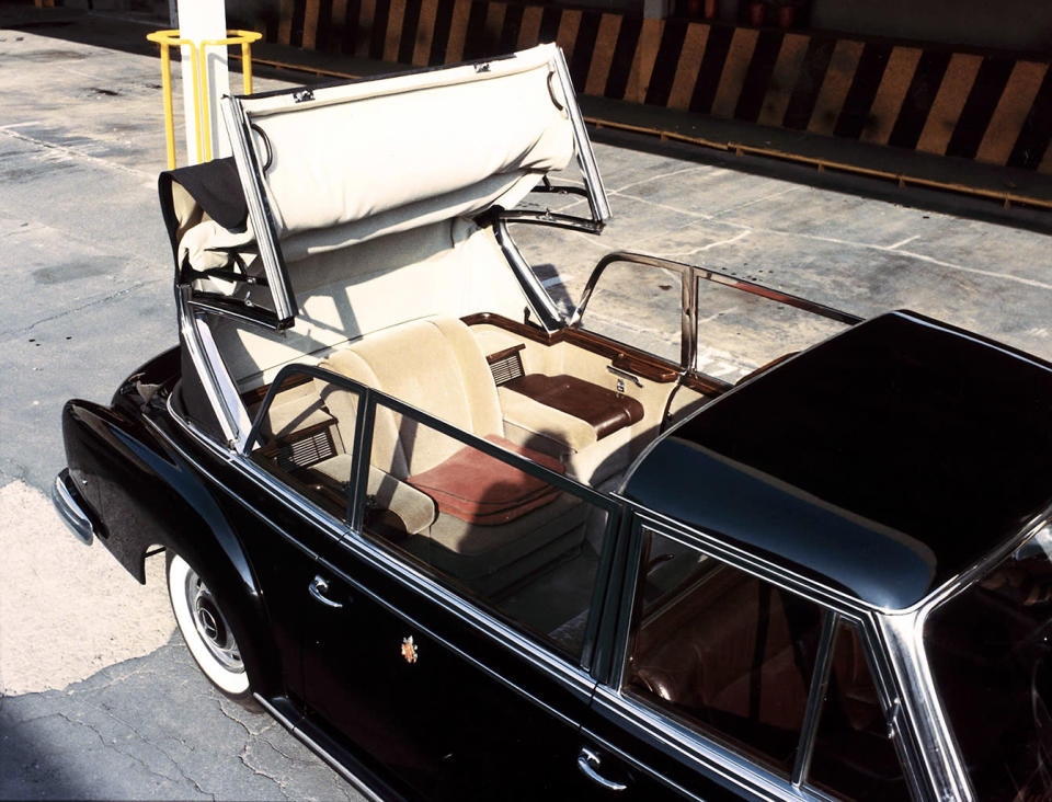 Soft-top for the rear seat: The Mercedes-Benz 300 d, presented in 1960 to the Vatican as a new popemobile by Daimler-Benz AG, had been designed as a landaulet.