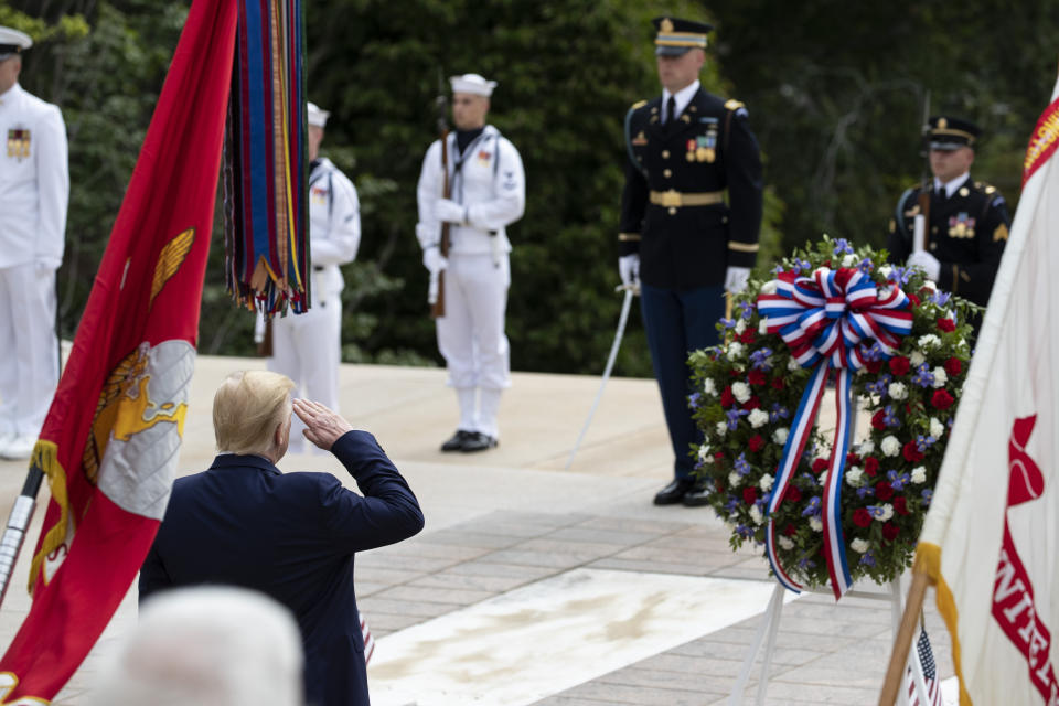 El presidente Donald Trump rinde homenaje antes de colocar una corona en la Tumba del Soldado Desconocido en el Cementerio Nacional Arlington, en honor al Día de los Caídos en Guerras, el lunes 25 de mayo de 2020, en Arlington, Virginia. (AP Foto/Alex Brandon)