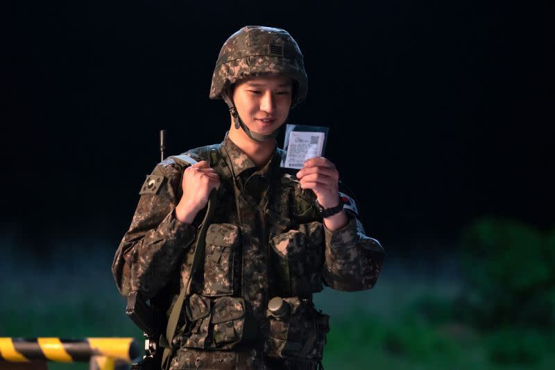 ▲《樂透大作戰》中，高庚杓飾演撿到樂透頭彩的南韓兵長。（圖／Disney+、衛視電影台）