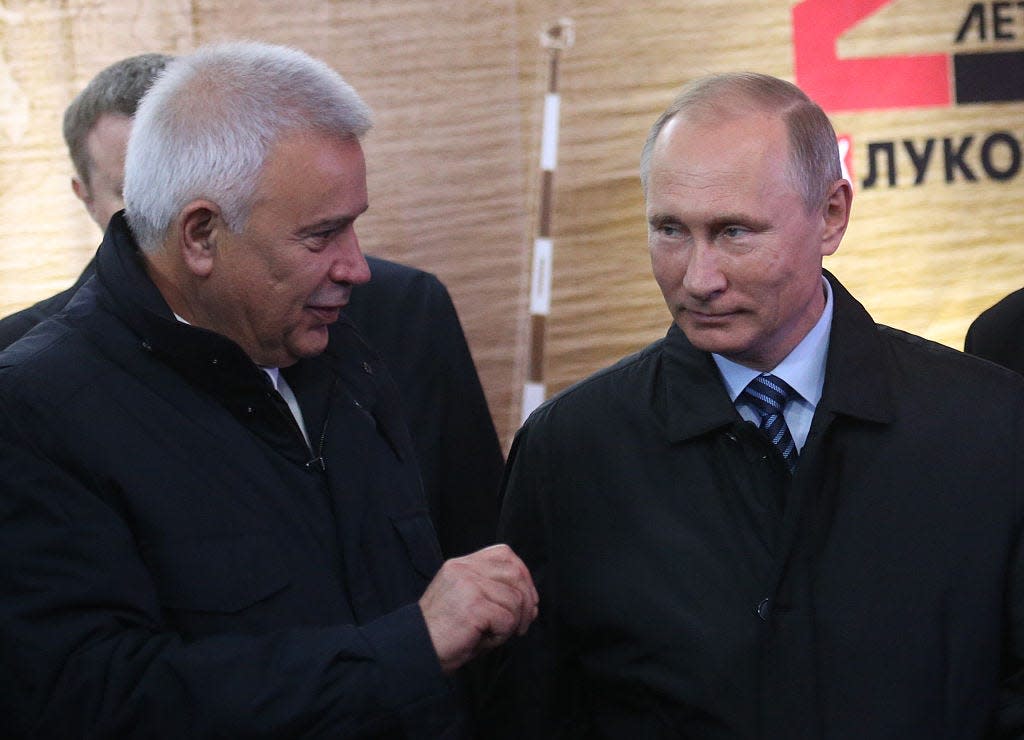 Der ehemalige Lukoil-Präsident Vagit Alekperov, der von Januar 2023 bis März 2024 die meisten Dividenden kassierte, und der russische Präsident Wladimir Putin. - Copyright: Mikhail Svetlov/Getty Images