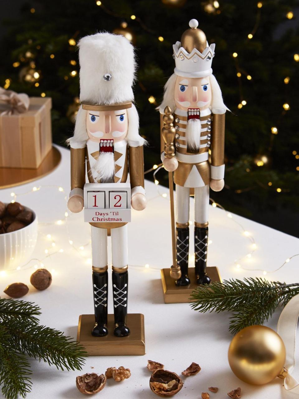 <p>Adorn your Christmas tree with these traditional nutcrackers. With a countdown sign and gold suit, it's sure to put everyone in a festive mood. </p>