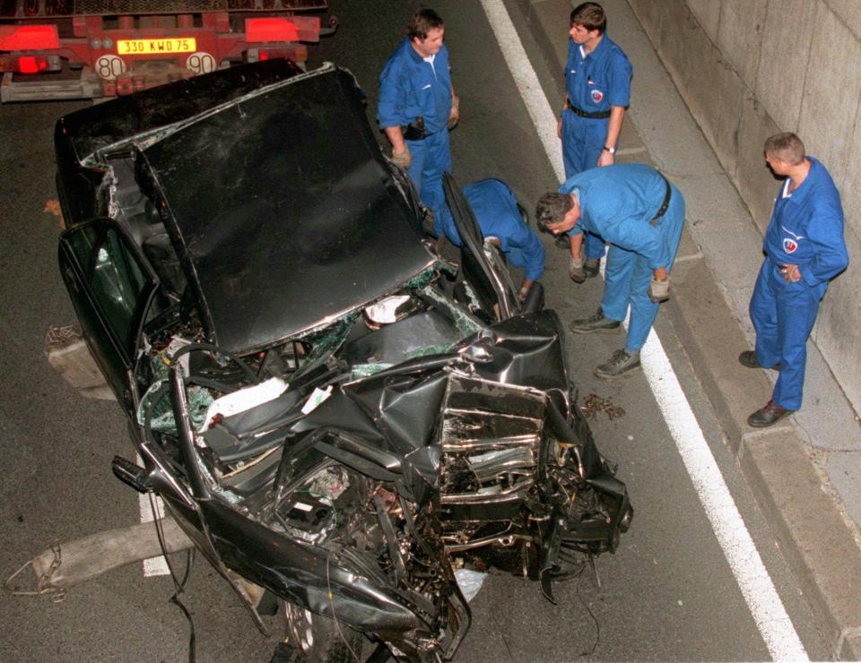 Die völlig zerstörte Mercedes-S-Klasse nach dem Unfall. Beim Aufprall hatte der Wagen eine Geschwindigkeit von 190 km/h. (Bild: AP)