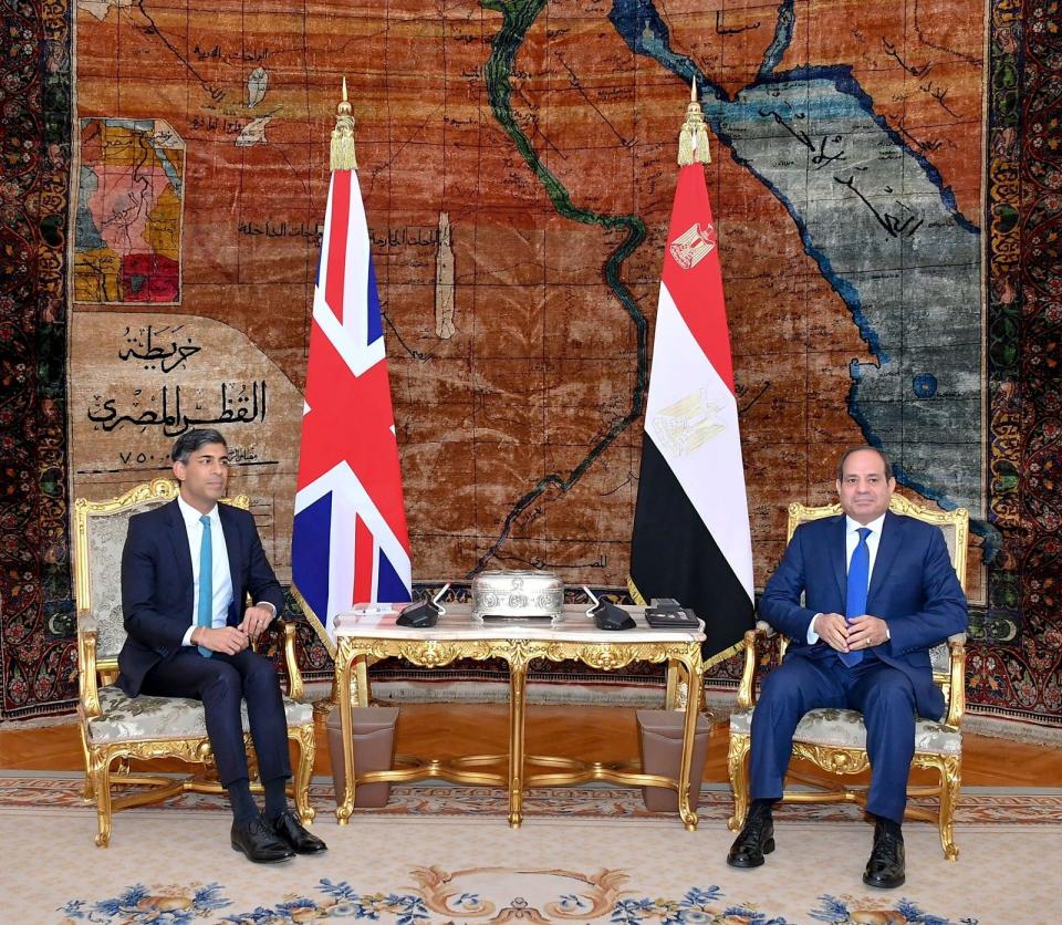 英國首相蘇納克（左）20日訪問埃及，與埃及總統塞西討論加薩局勢。路透社