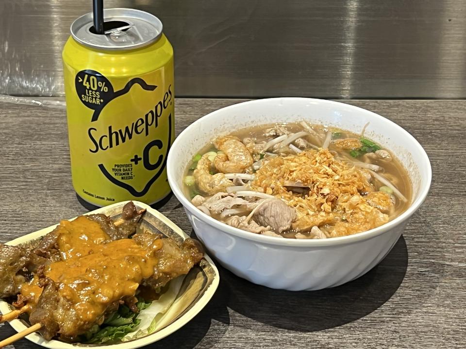 包羅豬頸肉、香茅雞翼的船麵，再加豬牛雞串燒，最適合運動後來大吃一餐。