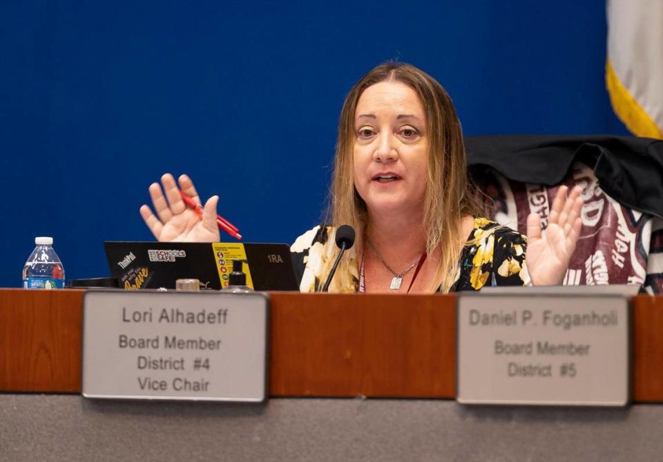 Lori Alhadeff, miembro de la Junta Escolar del Condado Broward, habla durante una reunión en el Kathleen C. Wright Administration Center el lunes 14 de noviembre de 2022, en Fort Lauderdale, Florida. A Alhadeff, quien votó en contra de despedir a la superintendente de Broward, Vickie Cartwright, le preocupaba si la Junta había cumplido con las leyes Sunshine de la Florida cuando votó 5-4 para despedirla el lunes 14 de noviembre de 2022 por la noche.