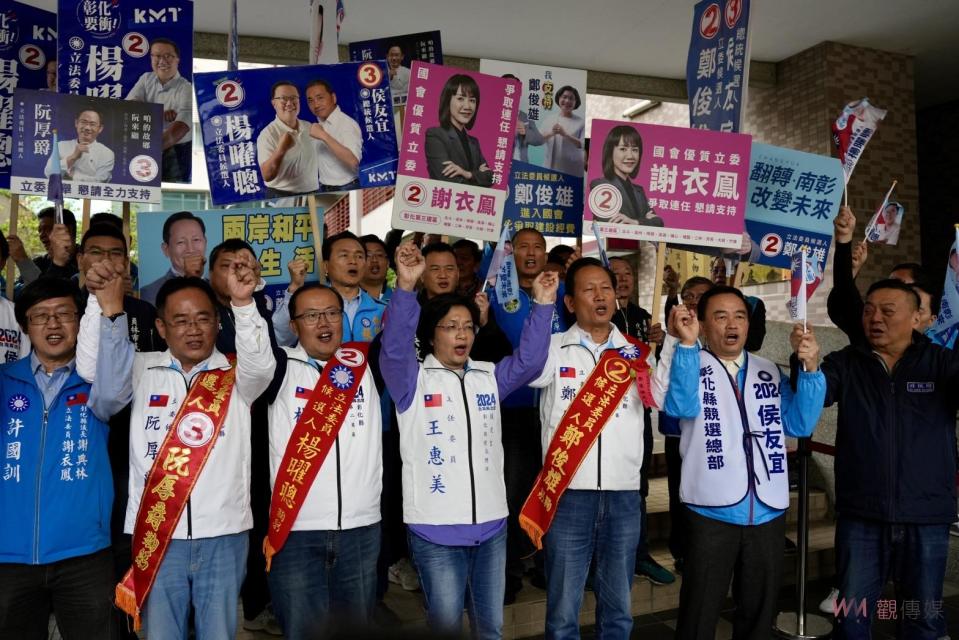 ▲2024立委選舉進行號次抽籤，彰化縣4個選區共有13人參選，有3人未到場，藍綠都展現大團結氣勢。（圖／記者陳雅芳攝）