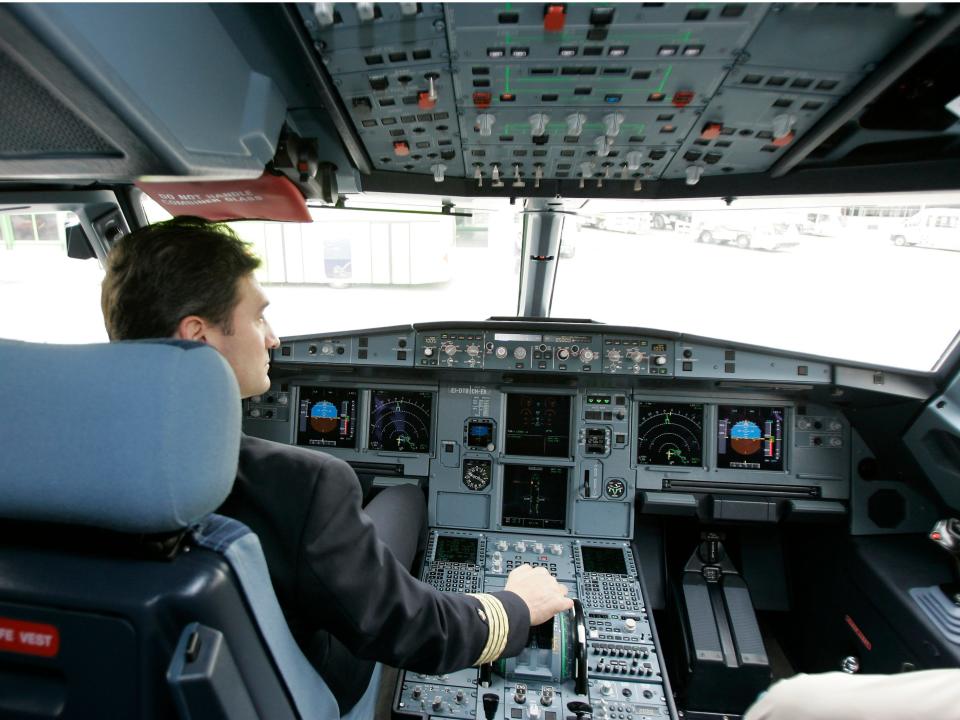 Alitalia Airbus A320 cockpit