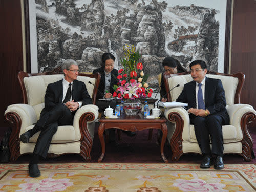 Tim Cook in China, meets MIIT's Miao Wei