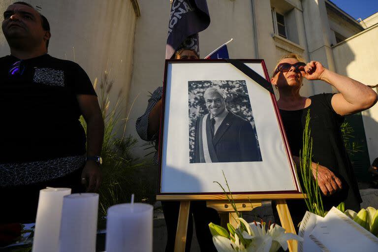 Un recuerdo del expresidente fallecido Sebastián Piñera, en Santiago. (AP/Esteban Felix)