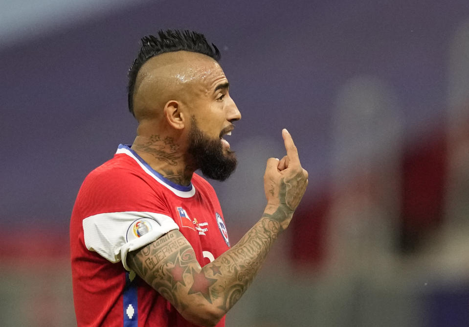 Arturo Vidal, de la selección de Chile, hace una indicación durante un encuentro de la Copa América ante Paraguay, el jueves 24 de junio de 2021, en Brasilia (AP Foto/Ricardo Mazalan)