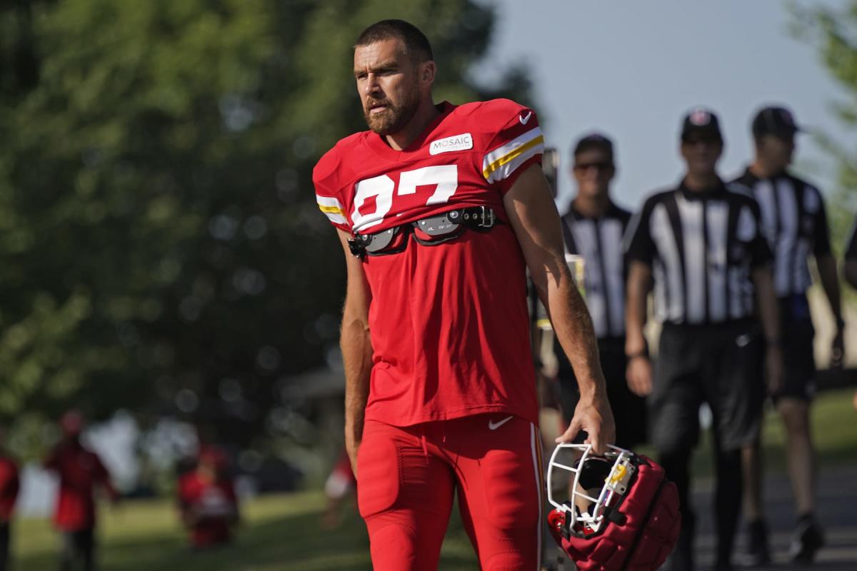 Video Chiefs' Travis Kelce Punches Jack Cochrane During Training Camp