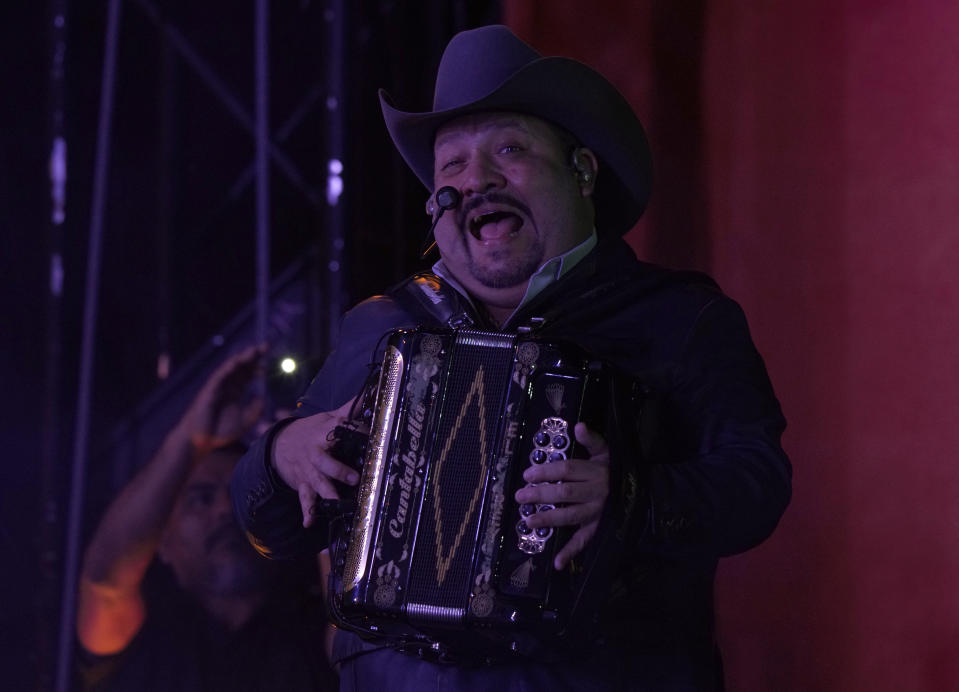 Beto Zapata, cantante de la banda mexicana Pesado, durante su concierto en el segundo día del festival Arre en la Ciudad de México el 10 de septiembre de 2023. (Foto AP/Fernando Llano)