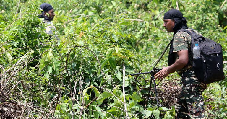 Personal de seguridad patrullando en la zona forestal de Saranda en operaciones contra maoístas en el distrito de West Singhbhum de Jharkhand