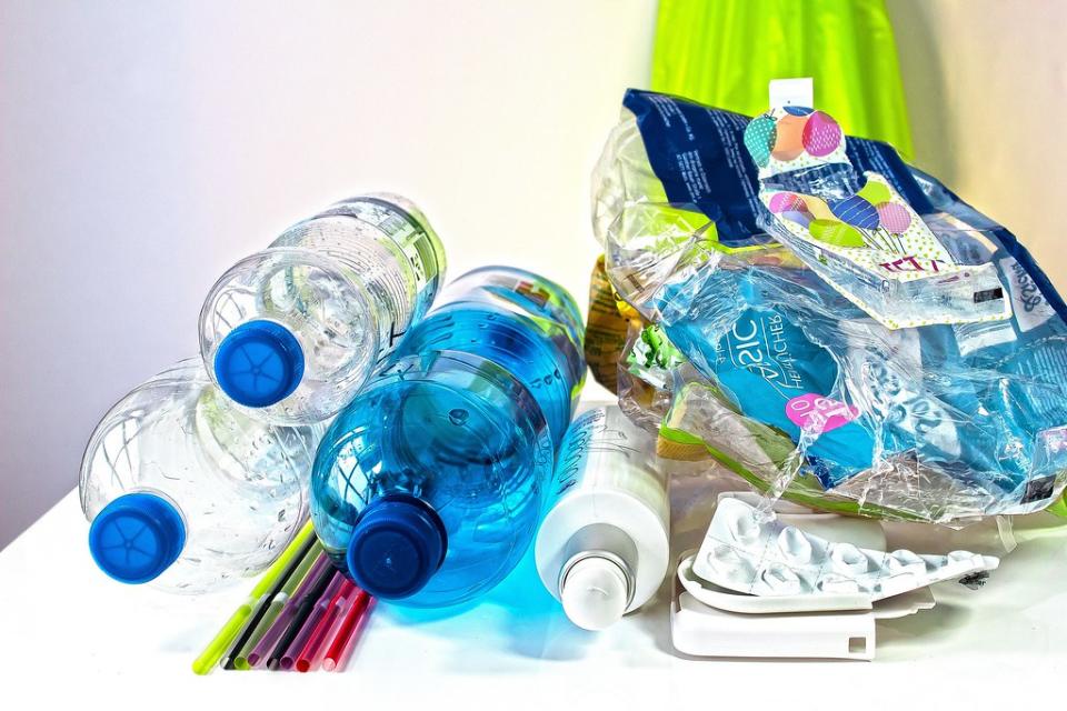 世界塑膠污染問題越來越嚴重，2023年Google發起了一次性塑膠挑戰賽（Single-Use Plastic Challenge），邀請各界一起努力減塑。照片來源：Stefan Schweihofer／Pixabay
