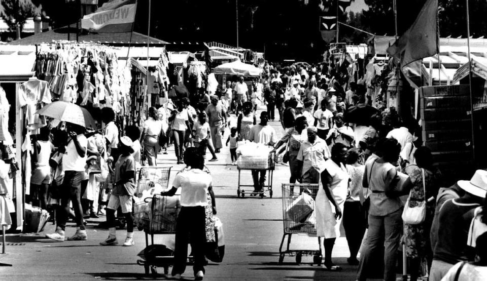 Los compradores recorren los pasillos del Pulguero de Opa-locka Hialeah en 1989.