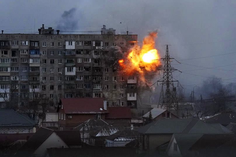 Explosión en un edificio residencial tras un ataque ruso en Mariúpol en 2022.