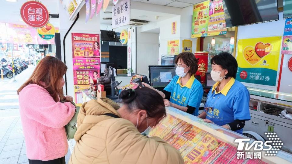 不少人在春節期間都會到彩券行購買刮刮樂試手氣。（示意圖，非當事店家／趙世平攝）