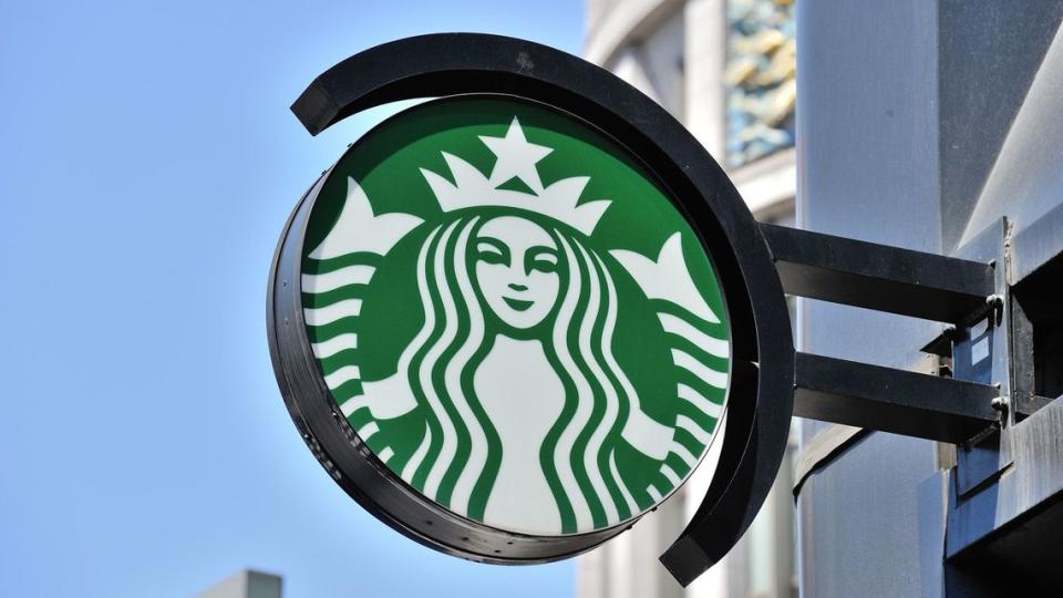 4名Starbucks員工因長時間戴KF94口罩及手套有關，成功免受感染。