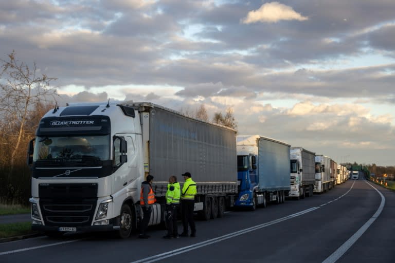 Des camions bloquent l'accès à un poste-frontière avec l'Ukraine, le 6 novembre 2023 à Dorohusk, en Pologne (Wojtek Radwanski)