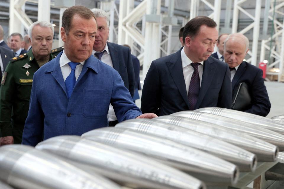 圖為俄羅斯安全會議副主席麥維德夫（左）今年6月視察圖拉州的一間軍工廠。路透社