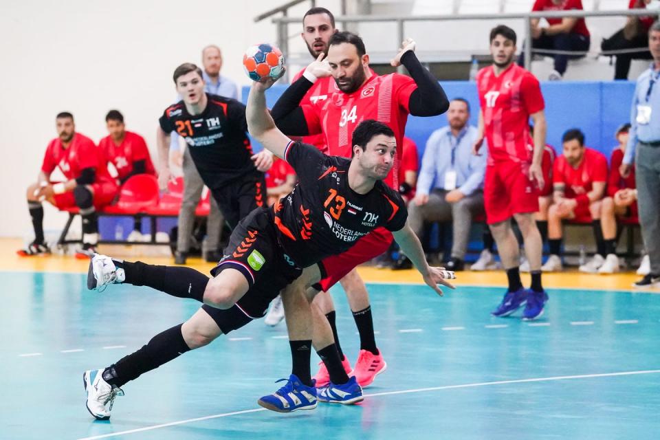 28) Handball