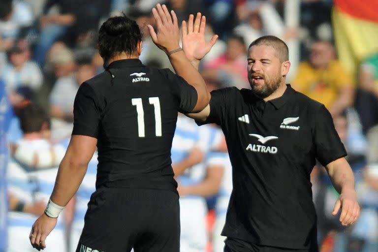 Caleb Clarke Dane Coles celebran uno de los siete tries de All Blacks