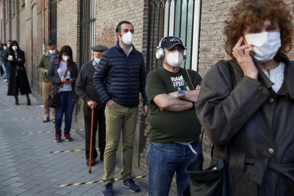 <p>Estas elecciones son las primeras que se celebran en Madrid en pandemia, por lo que las mascarillas han estado presentes en todo momento. (REUTERS/Susana Vera)</p> 