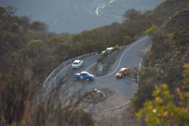 Piedra libre a los autos del Gran Premio Argentino Histórico; un Peugeot 404, una Chevrolet Coupé y un Alfa Romeo descienden por la intrincada Cuesta del Portezuelo.