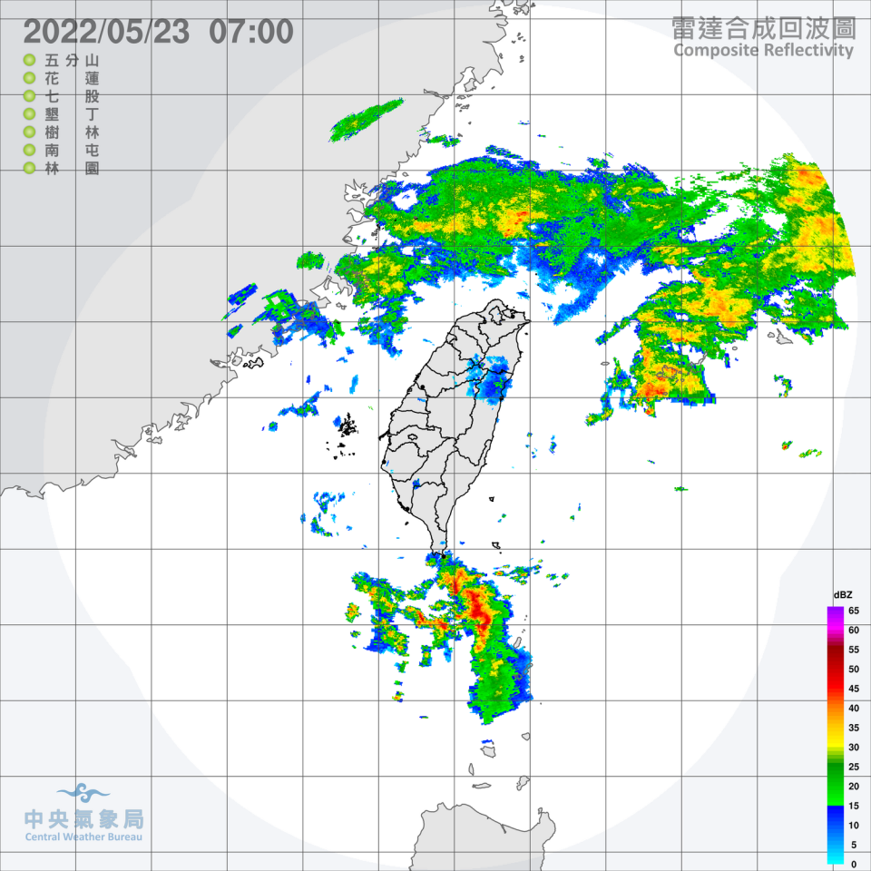 北部上方有零散的雲層，逐漸向台灣靠近。氣象局指出，今天北部、東半部地區與金門、馬祖將開始轉為局部短暫陣雨的天氣。   圖：中央氣象局/提供