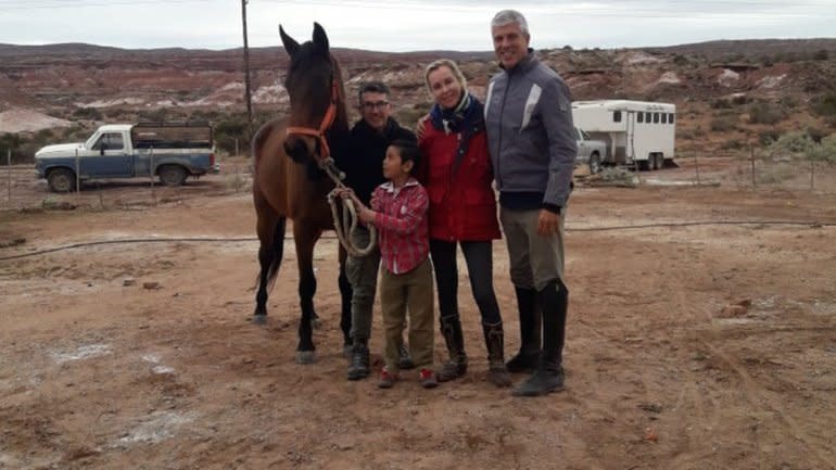 Daniel, junto a su madre y dos hombres, posan junto al nuevo caballo que le regalaron. (LMN)