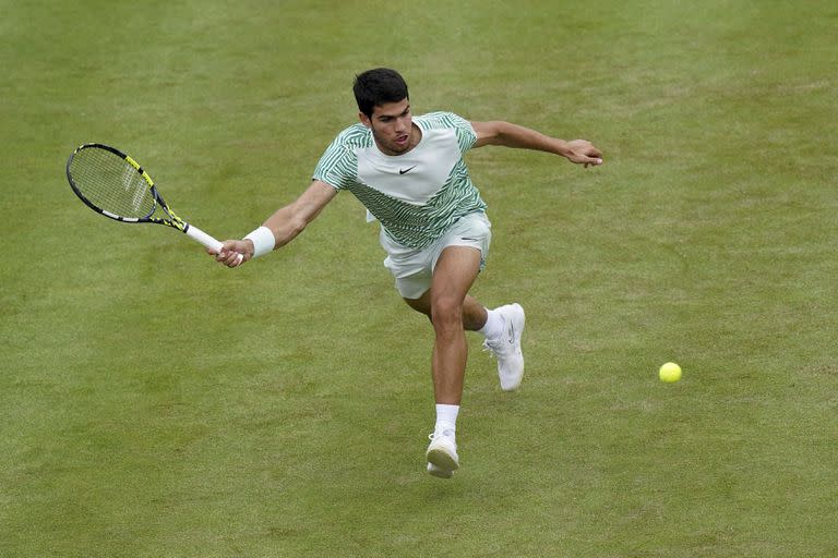 Carlos Alcaraz venció al francés Arthur Rinderknech en su debut en Queen's 