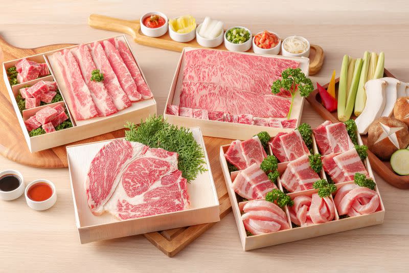 ▲中秋烤肉宅在家吃名店！王品集團旗下3大燒肉品牌「Oh my!原燒、肉次方、最肉」推出7款燒肉禮盒應戰，8/25前不只有早鳥優惠價，預購再折200元、滿額還送氣泡酒；達成任務，再抽100名粉絲贈送總價值超過3,000元的套餐券。精品肉舖RÒUST BY T-HAM也打造5款職人級的烤肉饗宴，開吃A5日本和牛、西班牙伊比利豬。（圖／王品集團提供）