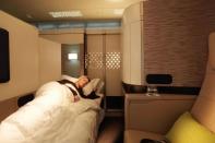 <p>Più che un sedile questa è una vera e propria suite. Un assistente di volo preparerà il letto mentre sei giù nel corridoio a farti una doccia. Il lusso della prima classe a bordo di un volo Etihad Airbus A380 è totale. </p>