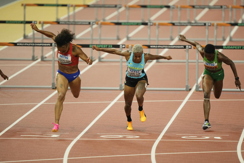 La puertorriqueña Jasmine Camacho-Quinn cruza la meta en segundo lugar en la final de los 100 metros con vallas durante el Mundial de atletismo, el jueves 24 de agosto de 2023, en Budapest (AP Foto/Martin Meissner)