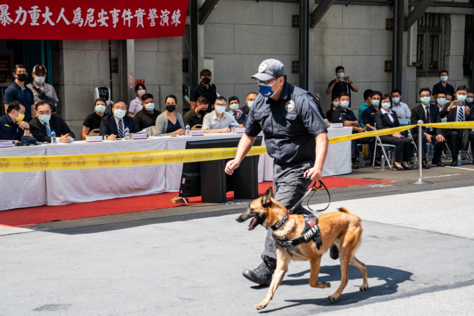 新北市警局警犬隊於臺灣銀行搜尋潛藏爆裂物。（臺銀提供）