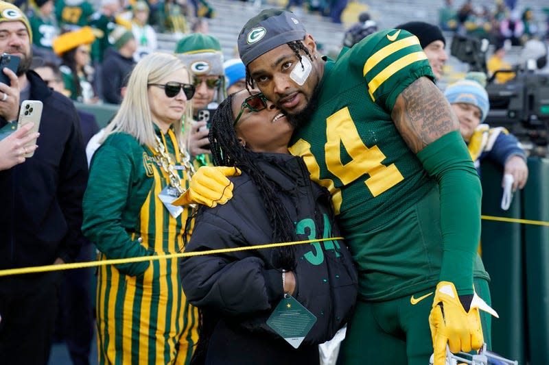 GREEN BAY, WISCONSIN - NOVEMBER 19: Jonathan Owens #34 of the Green Bay Packers meets with wife Simone Biles before the game against the Los Angeles Chargers at Lambeau Field on November 19, 2023 in Green Bay, Wisconsin. - Photo: Patrick McDermott (Getty Images)