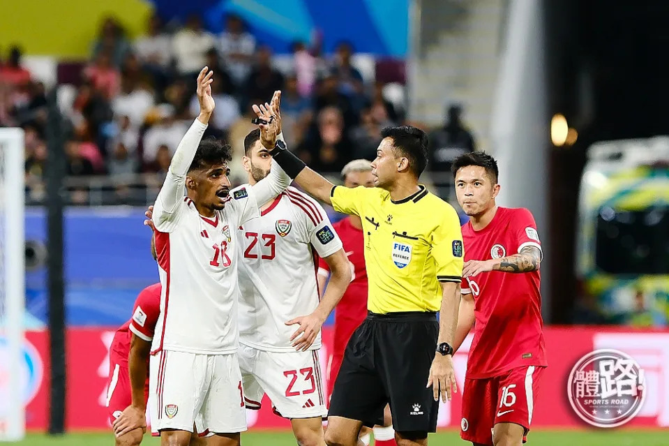阿聯酋球員投訴周緣德犯手球，結果他們「如願」獲得十二碼。