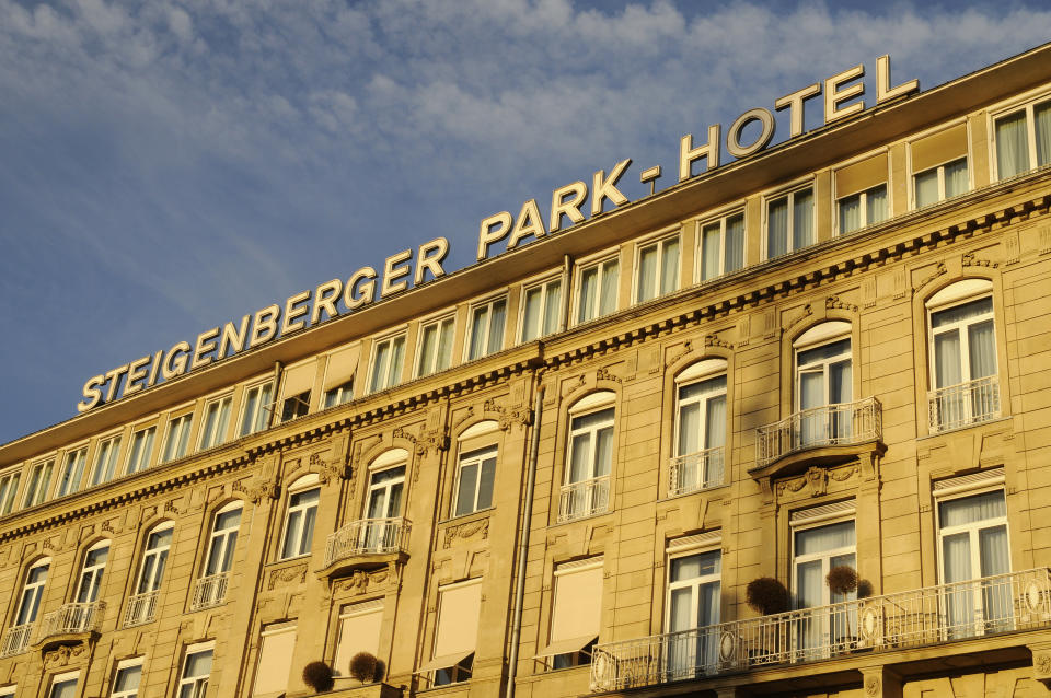 <p>Direkt an der Kö steht das Steigenberger Parkhotel – ein Fünf-Sterne-Bau im Herzen Düsseldorfs. Gerade die perfekte Lage dürfte das Hotel sehr beliebt machen. Kein Hotel aus Düsseldorf kann das Parkhotel überbieten, insgesamt reicht es jedoch nur für Platz 12. (Foto: ddp) </p>