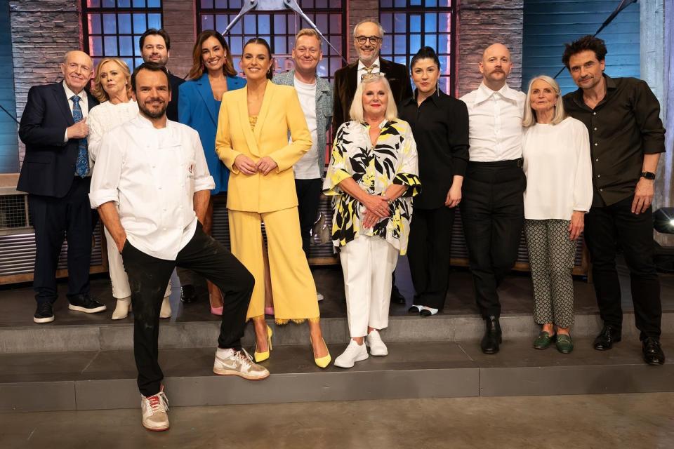 Gut gelaunte Gang am Grill: Gastgeber, Moderatorin, Jury, Promi-Gäste und Koch-Coaches zelebrierten das insgesamt fünfte Muttertags-Special von 