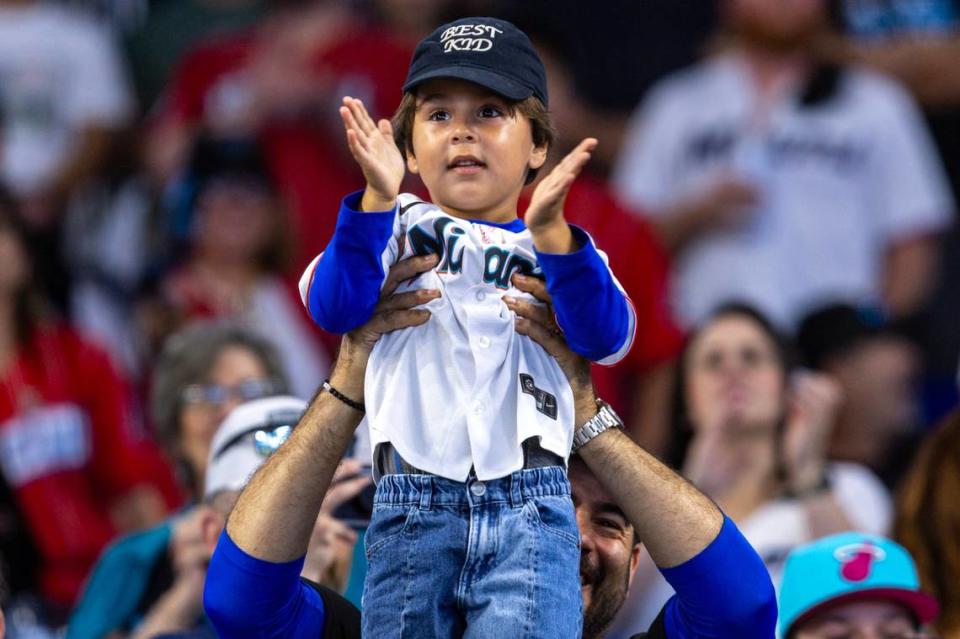 Un niño aplaude en el inicio de la primera entrada del partido entre los Marlins y los Piratas de Pittsburgh, celebrado el jueves 28 de marzo de 2024 en Miami.