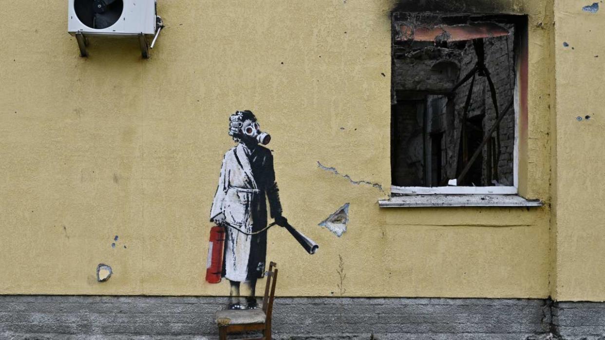 Cette photo d’archive prise le 16 novembre 2022 montre un graffiti réalisé par Banksy sur le mur d’un bâtiment détruit dans la ville de Gostomel, près de Kiev, en pleine invasion russe de l’Ukraine. - La police ukrainienne a déjoué une tentative de vol d’une œuvre d’art attribuée au célèbre artiste britannique Banksy, peinte au pochoir dans la banlieue de Kiev, ont indiqué les autorités locales. (Photo par Genya SAVILOV / AFP)