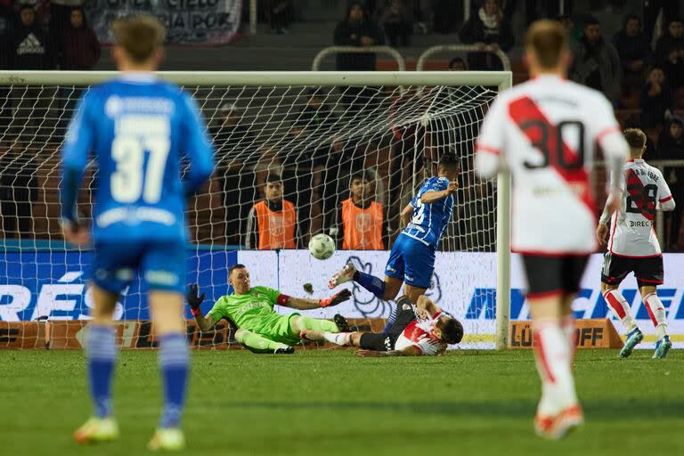 Vicente Poggi marca el empate para Godoy Cruz; a los tres minutos conseguirá otro gol, el definitivo del partido.