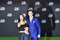 <p>Avec son fils Cristiano Ronaldo Jr, et sa compagne Georgina Rodriguez. Et bientôt, un nouveau titre pour le Portugais : The Best. </p>