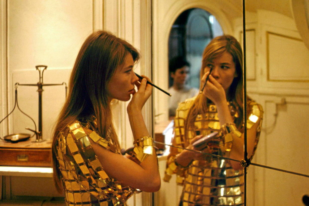 Francoise Hardy en Paco Rabanne lors de l'inauguration de l'exposition internationale de diamants en mai 1968. Elle porte une mini-jupe dorée cloutée de diamants d'une valeur de 10,4 millions de dollars.  - Credit:FITITJIAN/SIPA / SIPA