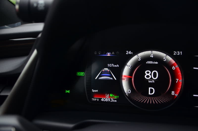 ACC半自動跟車系統開啟後，儀表板與抬頭顯示器皆有相關的設定值顯示