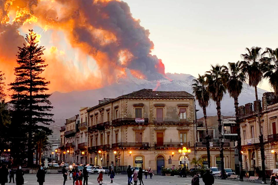 El monte Etna, el volcán más activo de Europa, arroja cenizas y lava, como puede verse desde Catania, en el sur de Italia, el martes 16 de febrero de 2021. (Davide Anastasi/LaPresse vía AP)