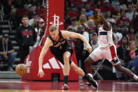 Houston Rockets' Jock Landale (2) loses teh bsll as Washington Wizards' Eugene Omoruyi defends during the first half of an NBA basketball game Thursday, March 14, 2024, in Houston. (AP Photo/David J. Phillip)